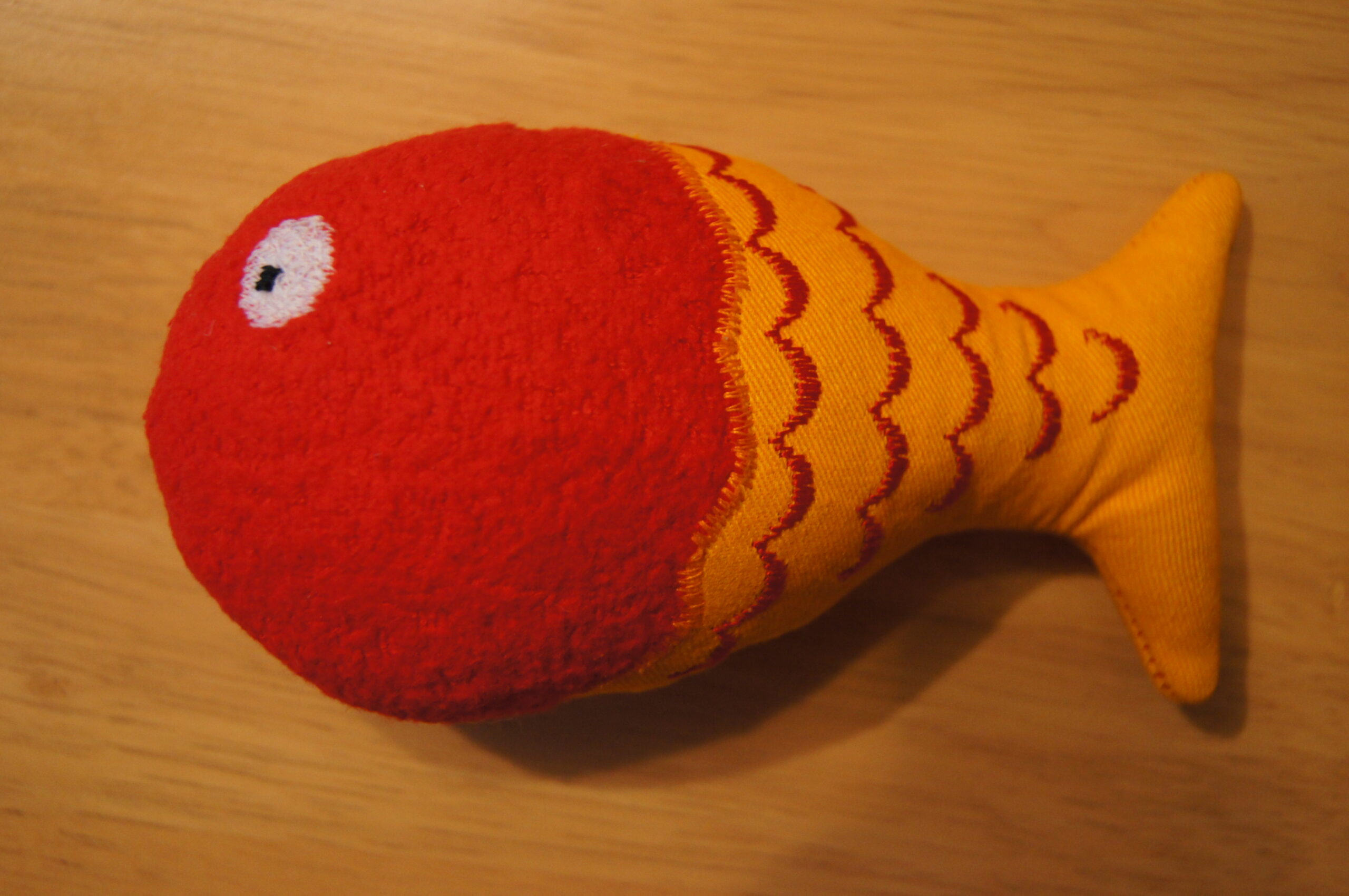 Rasselfisch von der Seite